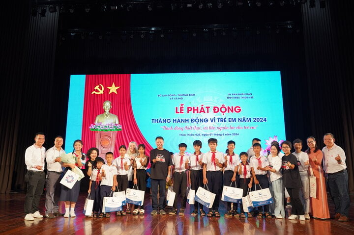 F8BETHome Credit trao tặng học bổng cho 100 học sinh có hoàn cảnh khó khăn tại Huế
