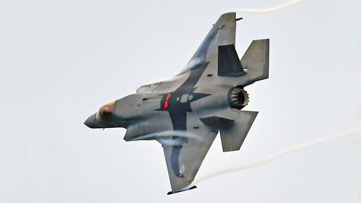 Xuất hiện biểu tượng dơi khổng lồ trên lưng chiếc F-35B Mỹ-Tư vấn chi tiết 789BET