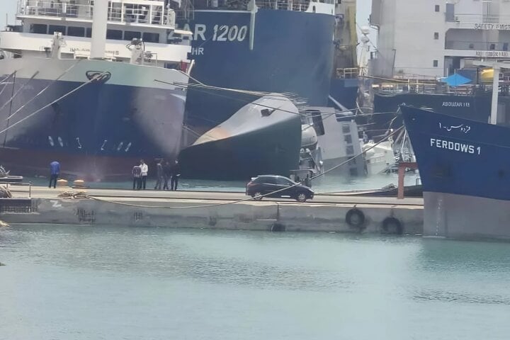 Tàu chiến Iran lật úp khi đang sửa chữa-NEW88000