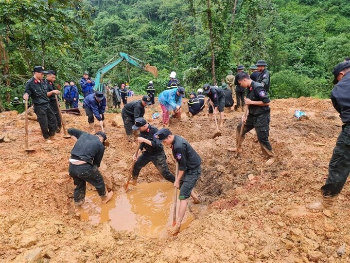 Cảnh sát kể 13 giờ kiếm tìm sự sống giữa hàng nghìn m3 đất đặc quánh ở Hà Giang-MB66 Dragon Kings